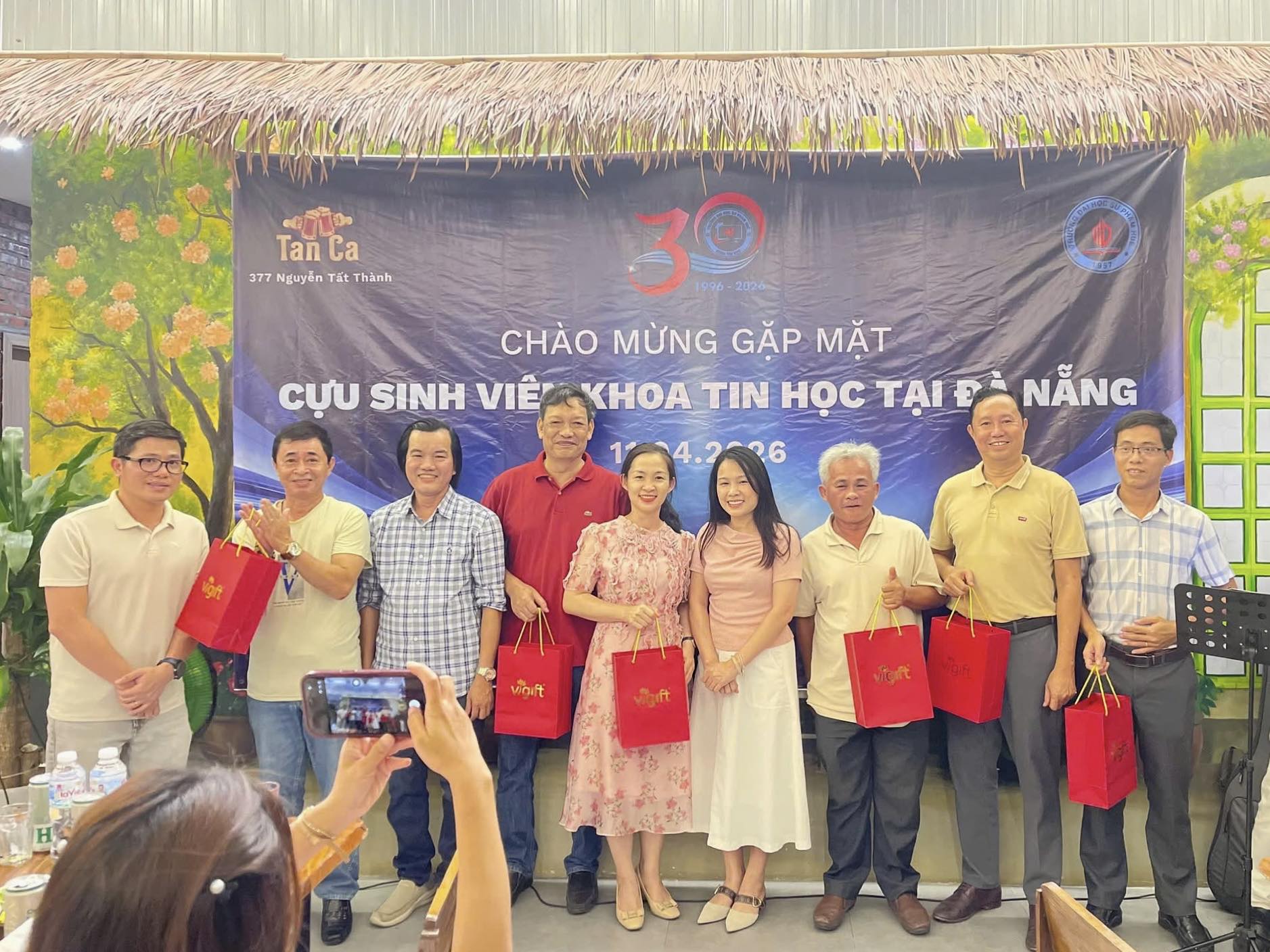 Khoa Tin học tổ chức gặp mặt cựu sinh viên tại Đà Nẵng: Nhịp cầu kết nối hướng tới đại lễ 30 năm