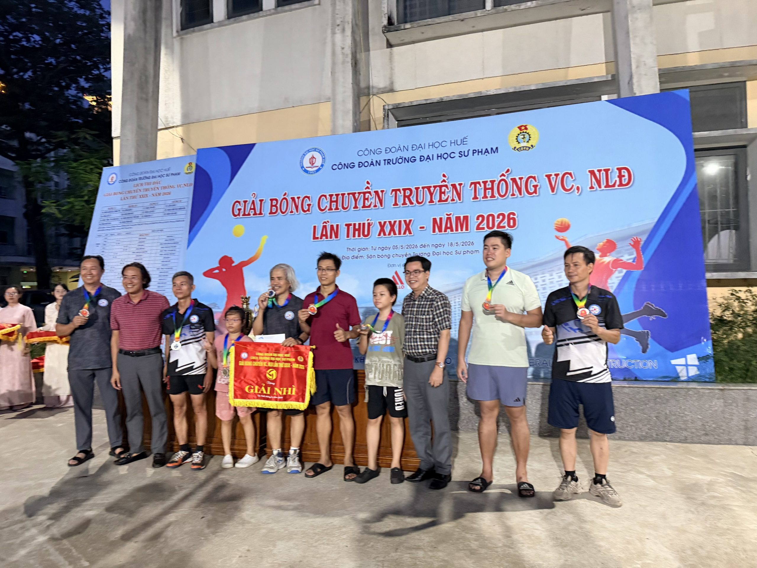 Đội bóng chuyền Khoa Tin học xuất sắc giành huy chương bạc tại giải bóng chuyền truyền thống viên chức, người lao động Trường ĐHSP Huế – năm 2026