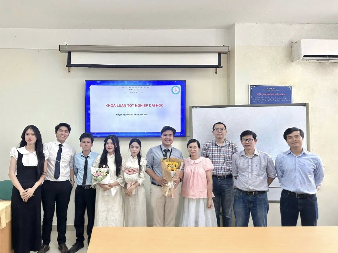 Khoa Tin học tổ chức thành công Lễ bảo vệ Khóa luận tốt nghiệp: 100% đề tài đạt loại Xuất sắc, ghi dấu ấn đậm nét về Công nghệ Giáo dục