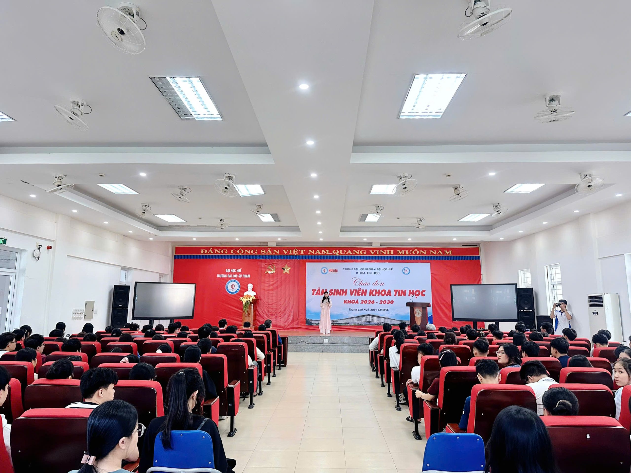 Khoa Tin học rộn ràng chào đón Tân sinh viên khóa 2026-2030: Khởi đầu hành trình “Tri thức khai phóng – Công nghệ nhân văn”